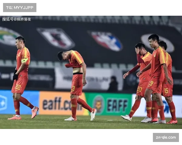 赛场直击:猛龙队采用2-3联防,有效切断了对手习惯的边路传球线路 赛场直击:猛龙队采用2-3联防,有效切断了对手习惯的边路传球线路